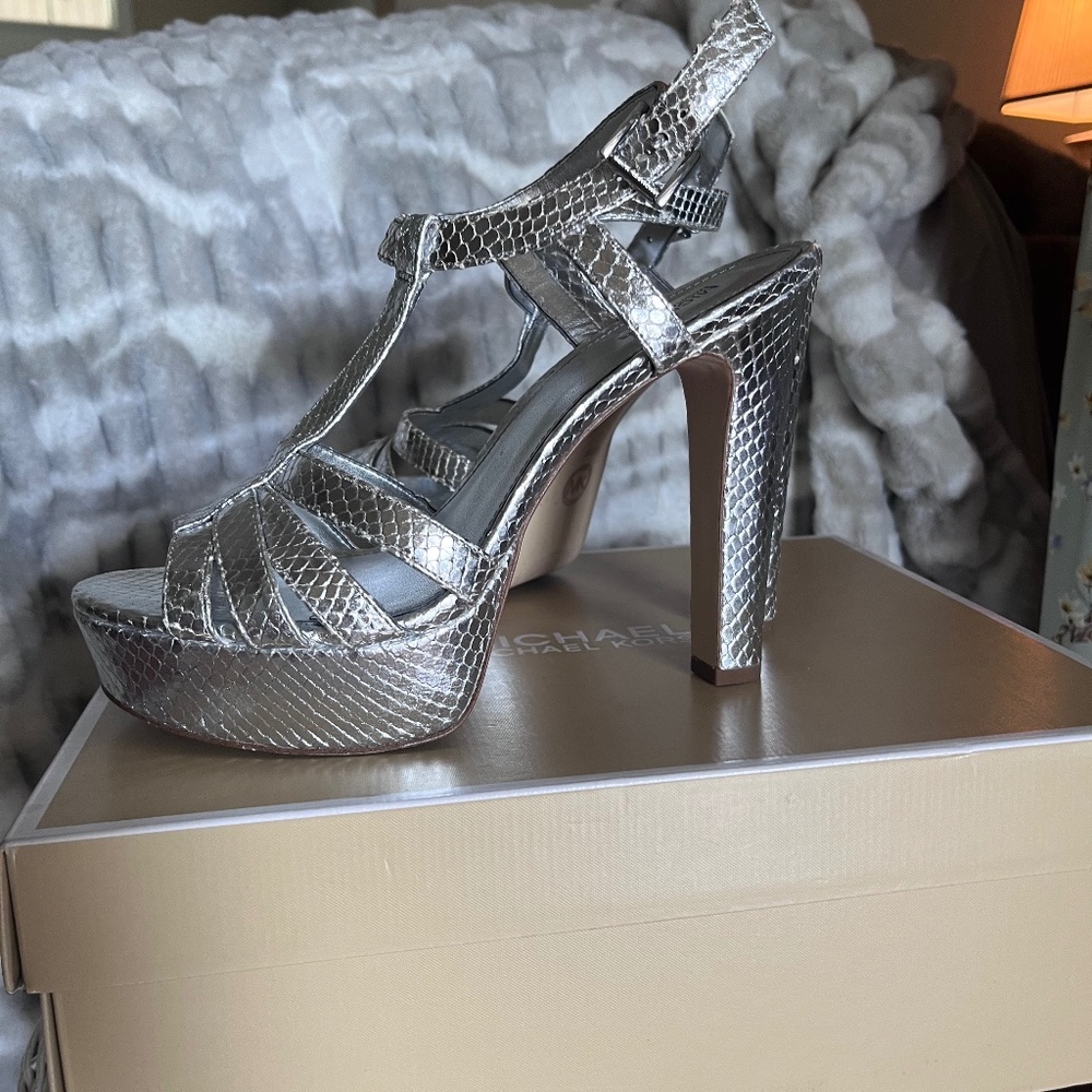 MICHAEL Michael Kors Size 8.5 US Catalina Sandal in Metallic Leather (with box)